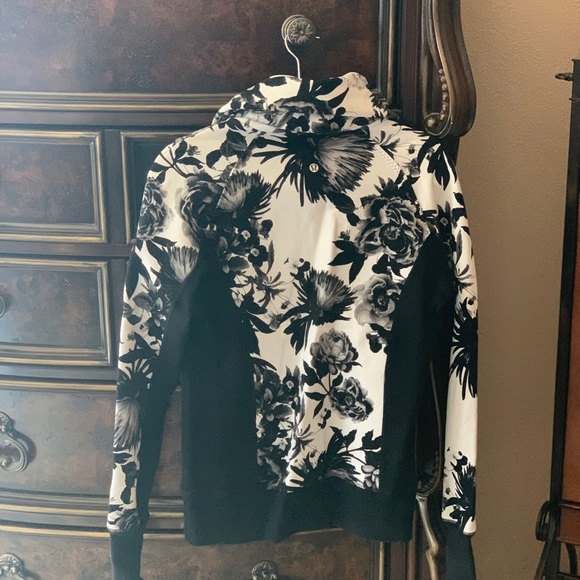 LULULEMON Black White Scuba Bloom Stretch Floral - Picture 3 of 4